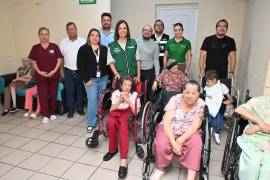 Personal del DIF Frontera acompañó a la alcaldesa durante la visita y convivencia con los adultos mayores.