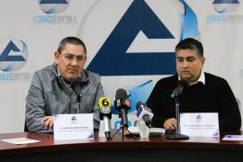 Mariano Serna, (izq.) de la Canaco y Fonacot y Jaime Hurtado, durante la firma del acuerdo que beneficiará a trabajadores de La Laguna.