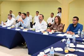 Eduardo Campos Villarreal, gerente general de SIMAS Monclova-Frontera, informa sobre las finanzas y la operación del organismo durante la reunión del Consejo.