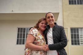 La presidenta Claudia Sheinbaum encabezó la entrega de 60 viviendas en el Complejo Habitacional Colinas de Santiago, en Monclova, como parte del programa Vivienda para el Bienestar.
