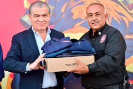 El alcalde Miguel Ángel Riquelme Solís conoció parte del equipo con el que opera la corporación durante la ceremonia.