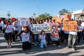 Este jueves, cientos de alumnos marcharon por las principales calles de Torreón, en su ya tradicional desfile como parte del arranque del nuevo ciclo escolar.
