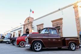 Vehículos clásicos desfilan por las calles de Arteaga, destacando por su restauración y el amor por la cultura automovilística.