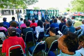 Familias de la colonia 10 de Mayo recibieron tambos de basura como parte del programa municipal para mejorar el manejo de residuos, en Frontera, Coahuila.