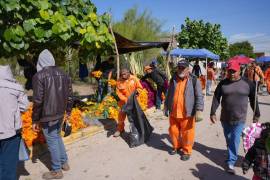 Una gran afluencia han mostrado los panteones de Torreón, lo que ha incrementado las labores de limpieza.