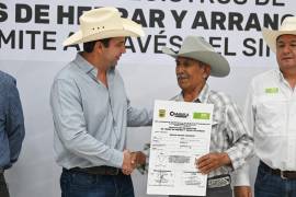 El alcalde Javier Díaz González entrega registros de fierros para herrar a productores ganaderos, en apoyo a la modernización y trazabilidad del ganado en Saltillo.