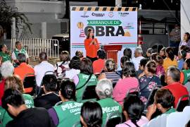 La alcaldesa Sari Pérez da el banderazo de arranque a la obra de recarpeteo en la avenida Libertad.