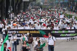 En la capital, sobre Paseo de la Reforma, marcharon alrededor de 2 mil personas del Monumento a la Revolución al Ángel de la Independencia, pero conforme avanzaban, muchos participantes abandonaron la manifestación