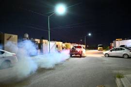 Brigadas de fumigación recorrieron colonias de Monclova para reforzar las acciones preventivas contra el dengue.