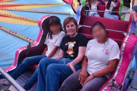 La presidenta honoraria de DIF Torreón acompañó a los jóvenes en los juegos mecánicos durante el recorrido por la Feria.