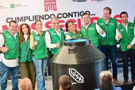 Durante la jornada también se distribuyeron tinacos a bajo costo para apoyar la economía de las familias.