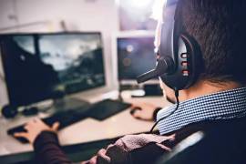 Según la denuncia, algunos padres de familia habrían difundido fotografías de sus propias hijas, tomadas mientras vestían uniforme escolar.