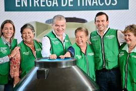 El alcalde Miguel Ángel Riquelme Solís y el senador Gabriel Elizondo Pérez participaron en la entrega de tinacos a bajo costo en Torreón.