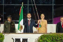 El alcalde Carlos Villarreal encabezó la ceremonia del Grito, acompañado por autoridades y su esposa, Mavi Sosa Rubio.