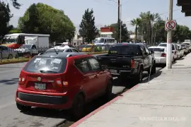 A pesar de la multa, hay saltillenses que invaden áreas prohibidas para estacionarse.