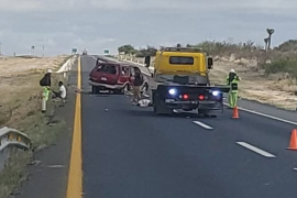 La camioneta en la que viajaban las víctimas salió del camino y dio varias volteretas en un tramo recto de la carretera.