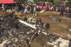 Pobladores observan los restos de una avioneta que se desplomó en la ciudad costera de Malindi, en el sur de Kenia, el viernes 10 de enero de 2025. FOTO: