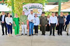Estudiantes, docentes y autoridades participaron en el acto cívico por el 26 aniversario del CECyTEC Monclova Sur, institución que nació para atender la demanda educativa del sector sur de Monclova.