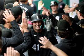 Chicago dejó atrás una de las etapas más complicadas de su historia y aseguró su boleto a la postemporada tras vencer 9-1 a los Reales de Kansas City.