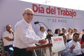 Carlos Robles Loustaunau, presidente del Comité Directivo Estatal del PRI, durante su discurso en la conmemoración del Día del Trabajo en Coahuila.