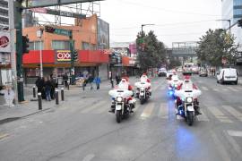 Los oficiales de Tránsito recorren las calles y avenidas de Monterrey para exhortar a la población a una “blanca Navidad”, libre de accidentes.