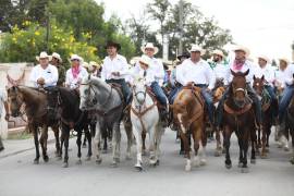 Tradición. El recorrido a caballo es una de las actividades que más se llevan a cabo en el estado, cientos participaron en el municipio de Allende.
