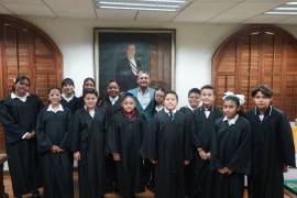 Niñas y niños participantes asumieron el rol de magistradas y magistrados infantiles en una sesión simbólica del Tribunal Superior de Justicia.