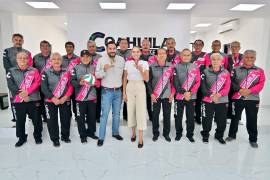 Carlos Villarreal y Mavi Sosa Rubio recibieron a los atletas monclovenses que participaron en la Olimpiada Nacional de Oro de Personas Mayores.