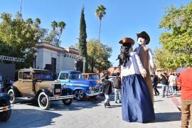Habitantes y turistas aprovecharon para tomarse fotografías junto a los vehículos exhibidos.