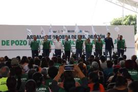 Gabriel Elizondo Pérez, titular de Mejora Coahuila (centro) dio el banderazo para el inicio de la perforación del pozo de agua