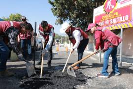 El diputado Alberto Hurtado (segundo de izq. a der.), a través del programa “Jalando por Saltillo”, se dará a la tarea de tapar los baches que reporte la ciudadanía.