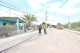 Carlos Villarreal recorrió las colonias La Amistad y Barrera para constatar el avance de las obras de pavimentación.