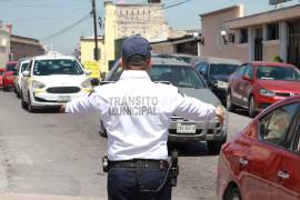 Personal de Tránsito Municipal agiliza el tráfico vial en calles aledañas a la Catedral de Saltillo.