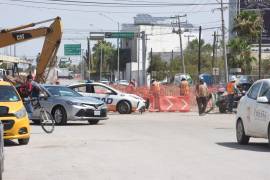 El operativo contempla la presencia de un mayor número de agentes de tránsito, quienes orientan a los conductores y supervisan el cumplimiento de los desvíos implementados en el sector.