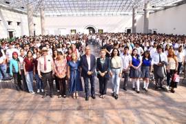 Gracias a la iniciativa del centro comercial, se le entregó becas a alumnos destacados.