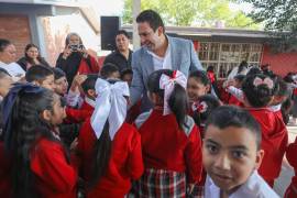 Durante su visita, el alcalde entregó material deportivo y sembró un árbol como parte de las acciones de mejora en el plantel educativo.