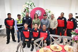 La alcaldesa Sara Irma Pérez Cantú encabezó el homenaje a los elementos del Cuerpo de Bomberos y Protección Civil de Frontera.