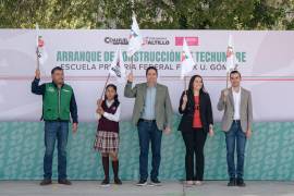 Estudiantes de la primaria Félix U. Gómez participaron en el arranque de la obra de techumbre, que permitirá realizar eventos cívicos, deportivos y culturales en mejores condiciones.