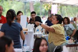 Este mercado que mueve mercancía producida por mujeres, es todo un éxito.