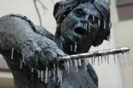Trozos de hielo cuelgan de la estatua de Angelina Eberly en el centro de Austin, Texas.