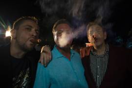 Hombres fuman puros durante la noche inaugural del XXII Festival del Habano en La Habana, Cuba.