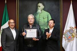 El alcalde José María Fraustro Siller recibe el reconocimiento del Comité Internacional de Ciudades Hermanas, en manos de su presidente, Jesús Jiménez Álvarez, por su trabajo para fortalecer los lazos con Austin, Texas.