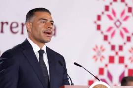El secretario de Seguridad aseguró que la colaboración con las agencias estadounidenses es estrecha, pero tiene como límite la Constitución mexicana. Señaló que el gobierno de México no trabaja para satisfacer las demandas de Washington, sino para proteger a los ciudadanos.