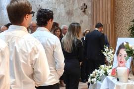 Nietos y bisnietos colocaron flores blancas junto a la fotografía de “Socky”, en uno de los momentos más emotivos de la ceremonia religiosa.