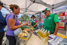 Familias acudieron a la jornada del “Mercadito de a Peso” para adquirir productos básicos a bajo costo.