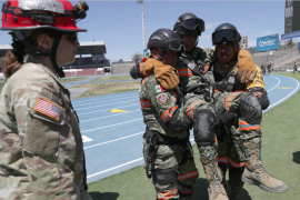 Miembros del ejército mexicano y militares estadounidenses realizan un ejercicio binacional llamado ‘Fuerzas amigas 2024’, este martes en el estadio Olímpico Benito Juárez de la Ciudad Juárez.