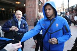 Kylian Mbappé negó en la concentración de Francia que el Real Madrid le haya revisado la rodilla equivocada y aseguró que está listo para volver a jugar ante Brasil.