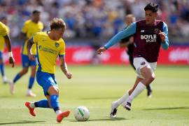 Edson Álvarez volvió al mediocampo de los Hammers durante el triunfo por 3-1 frente al Portsmouth en el London Stadium.