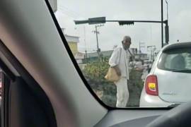 Un abuelito que pide limosna en un semáforo de Tampico se ha hecho viral por aventar las monedas a las personas que le dan menos de 10 pesos