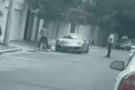 El mandatario publicó el video en Instagram donde se observa al dueño del auto de lujo rociando con agua al vehículo.